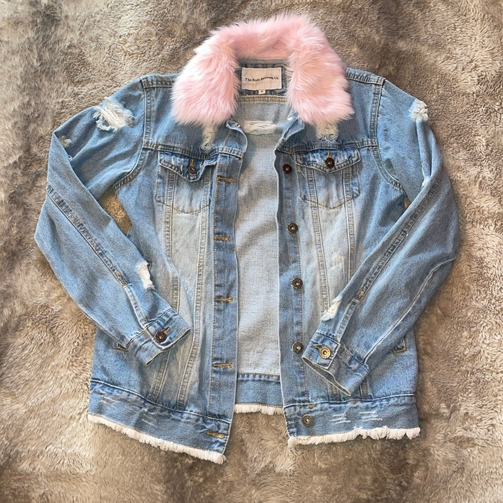 🎀 Light Wash Distressed Denim Jacket 🎀
